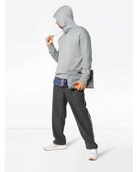 grauer Pullover mit einem Kapuze von Y-3