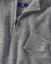 grauer Pullover mit einem Reißverschluss am Kragen von B. von Schönfels
