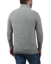 grauer Pullover mit einem Reißverschluss am Kragen von BLEND
