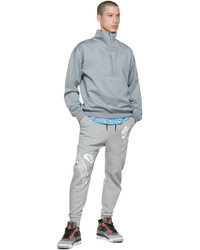 grauer Pullover mit einem Reißverschluss am Kragen von Nike