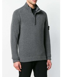 grauer Pullover mit einem Reißverschluss am Kragen von Stone Island