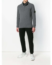 grauer Pullover mit einem Reißverschluss am Kragen von Stone Island