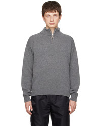 grauer Pullover mit einem Reißverschluss am Kragen von Han Kjobenhavn