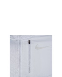 grauer Pullover mit einem Reißverschluss am Kragen von Nike