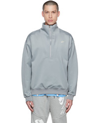 grauer Pullover mit einem Reißverschluss am Kragen von Nike