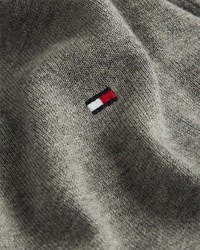 grauer Pullover mit einem Reißverschluss am Kragen von Tommy Hilfiger