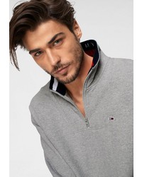 grauer Pullover mit einem Reißverschluss am Kragen von Tommy Jeans