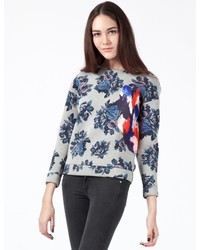 grauer Pullover mit einem Rundhalsausschnitt mit Blumenmuster