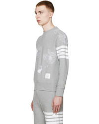 grauer Pullover mit einem Rundhalsausschnitt mit Blumenmuster von Thom Browne