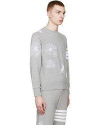 grauer Pullover mit einem Rundhalsausschnitt mit Blumenmuster von Thom Browne