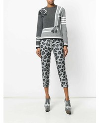 grauer Pullover mit einem Rundhalsausschnitt mit Blumenmuster von Thom Browne