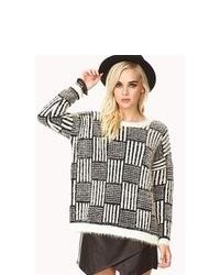 grauer Pullover mit einem Rundhalsausschnitt mit geometrischen Mustern