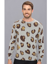 grauer Pullover mit einem Rundhalsausschnitt mit Leopardenmuster