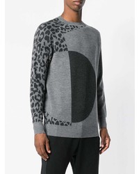 grauer Pullover mit einem Rundhalsausschnitt mit Leopardenmuster von Chalayan