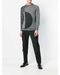 grauer Pullover mit einem Rundhalsausschnitt mit Leopardenmuster von Chalayan