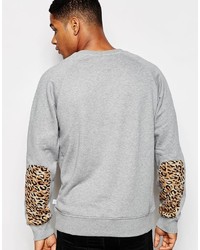 grauer Pullover mit einem Rundhalsausschnitt mit Leopardenmuster von adidas