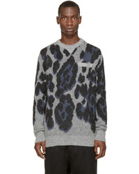 grauer Pullover mit einem Rundhalsausschnitt mit Leopardenmuster von Sacai