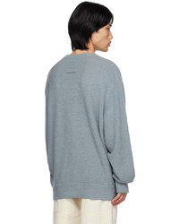 grauer Pullover mit einem Rundhalsausschnitt von stein