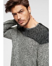 grauer Pullover mit einem Rundhalsausschnitt von BRUNO BANANI