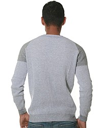 grauer Pullover mit einem Rundhalsausschnitt von CE&CE