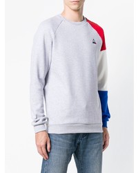 grauer Pullover mit einem Rundhalsausschnitt von Le Coq Sportif