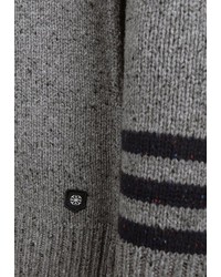 grauer Pullover mit einem Rundhalsausschnitt von Dstrezzed