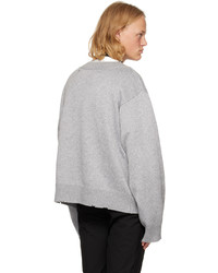 grauer Pullover mit einem Rundhalsausschnitt von C2h4