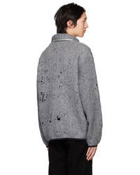 grauer Pullover mit einem Rundhalsausschnitt von Vitelli
