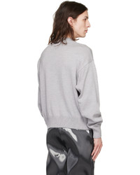 grauer Pullover mit einem Rundhalsausschnitt von Heliot Emil
