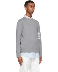 grauer Pullover mit einem Rundhalsausschnitt von Thom Browne