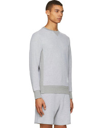 grauer Pullover mit einem Rundhalsausschnitt von Thom Browne