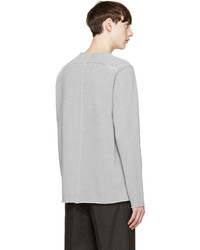 grauer Pullover mit einem Rundhalsausschnitt von Attachment