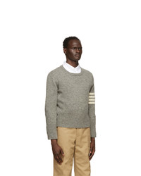 grauer Pullover mit einem Rundhalsausschnitt von Thom Browne