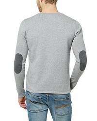 grauer Pullover mit einem Rundhalsausschnitt von James Tyler