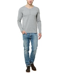 grauer Pullover mit einem Rundhalsausschnitt von James Tyler