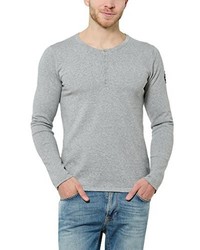 grauer Pullover mit einem Rundhalsausschnitt von James Tyler