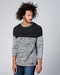 grauer Pullover mit einem Rundhalsausschnitt von Key Largo