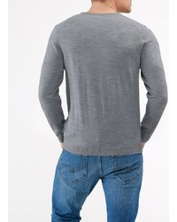 grauer Pullover mit einem Rundhalsausschnitt von MAERZ Muenchen