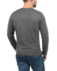grauer Pullover mit einem Rundhalsausschnitt von Produkt