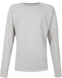 grauer Pullover mit einem Rundhalsausschnitt