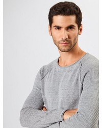 grauer Pullover mit einem Rundhalsausschnitt von REVIEW