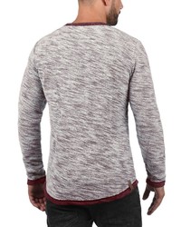 grauer Pullover mit einem Rundhalsausschnitt von Solid
