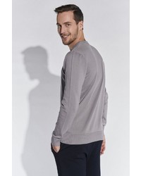 grauer Pullover mit einem Rundhalsausschnitt von SteffenKlein