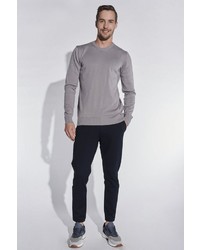 grauer Pullover mit einem Rundhalsausschnitt von SteffenKlein