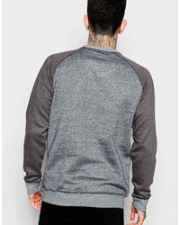 grauer Pullover mit einem Rundhalsausschnitt