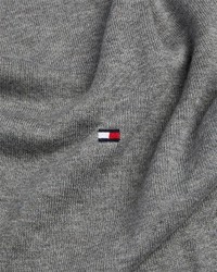 grauer Pullover mit einem Rundhalsausschnitt von Tommy Hilfiger