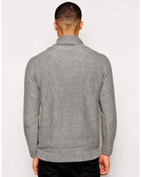 grauer Pullover mit einem Schalkragen