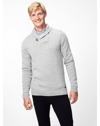 grauer Pullover mit einem Schalkragen von Produkt