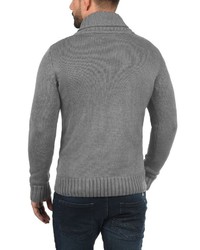 grauer Pullover mit einem Schalkragen von Solid