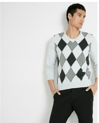 grauer Pullover mit einem V-Ausschnitt mit Argyle-Muster